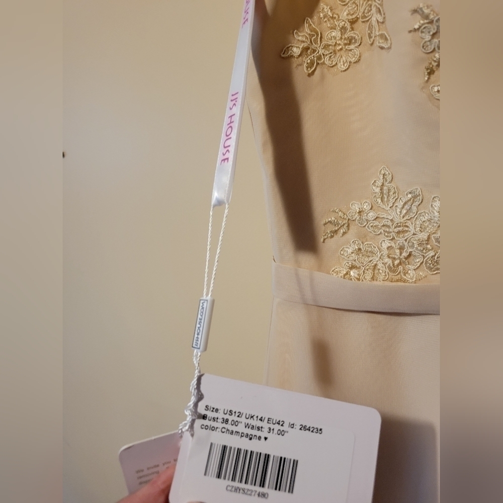 Jj"s house gown size 12, Bust 38 Waist 31.Champagne color. - Picture 10 of 12